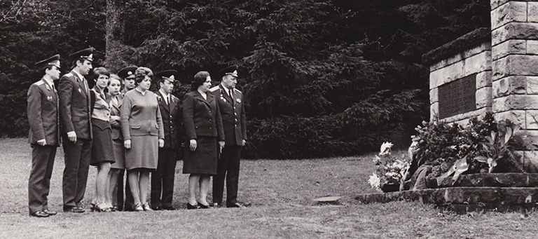 На фото: офицеры миссии и их семьи возлагают венки на могилу павших советских солдат в северо-восточном пригороде Франкфурта-на-Майне. Первый слева Ю.Тетяков. Крайний справа - начальник миссии О.Тютеньков. 9 мая 1975 года.