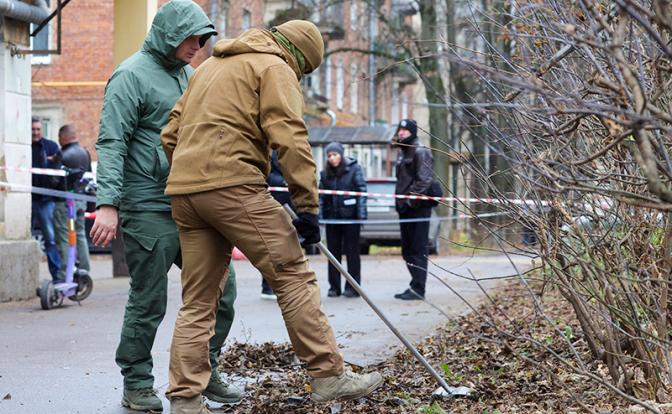 На фото: саперы на месте взрыва в Красногорске, где девятилетний мальчик получил тяжёлые травмы в результате взрыва самодельного устройства, спрятанного в десятирублевой купюре.