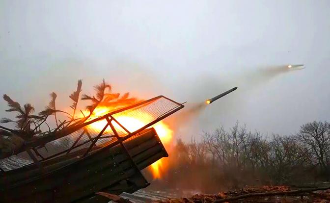 На фото: работа расчетов РСЗО "Торнадо-Г" группировки войск "Запад".