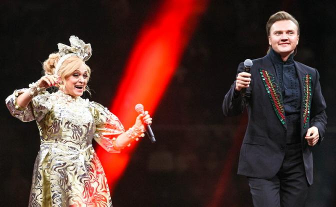 На фото: Надежда и Григорий Кадышевы во время выступления.