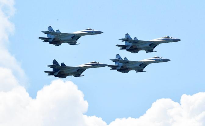 На фото: многоцелевые истребители Су-35.