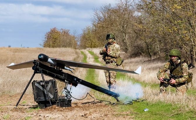 На фото: военнослужащие роты беспилотных систем 331-го полка 98-й дивизии ВДВ в составе группировки войск "Днепр" во время работы расчета разведывательного БПЛА ZALA в зоне проведения специальной военной операции.