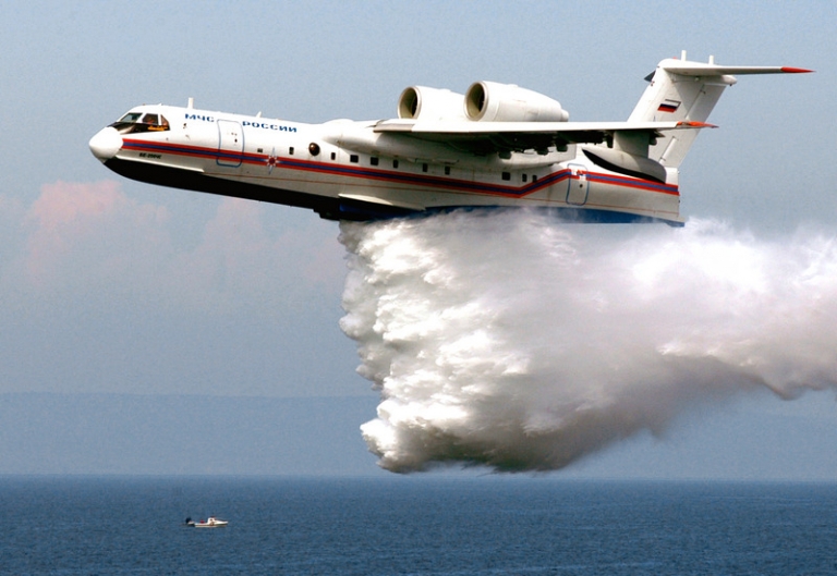 На фото: самолет-амфибия Бе-200 МЧС России в Амурском заливе.