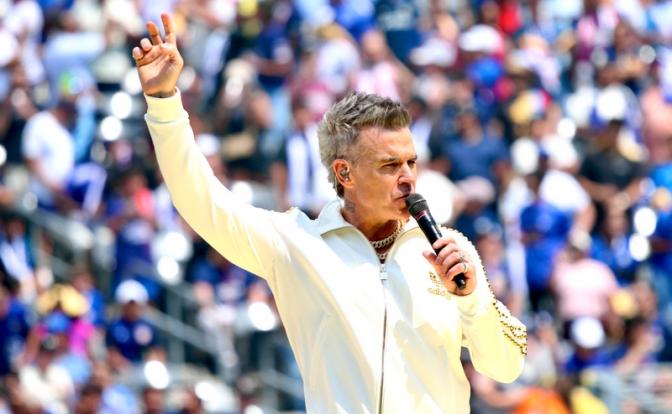 На фото: Робби Уильямс во время выступления.