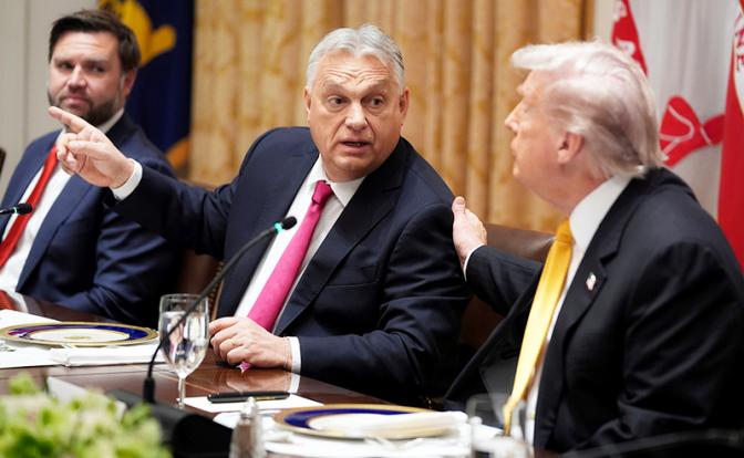 На фото: президент США Дональд Трамп (справа), вице-президент США Джей Ди Вэнс (слева), премьер-министр Венгрии Виктор Орбан (в центре) во время обеда в Белом доме.