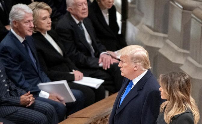 На фото: президент США Дональд Трамп и первая леди Мелания Трамп проходят мимо бывшего президента США Билла Клинтона с супругой.