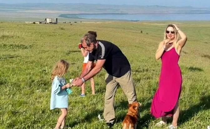 На фото: семья Усольцевых на прогулке.