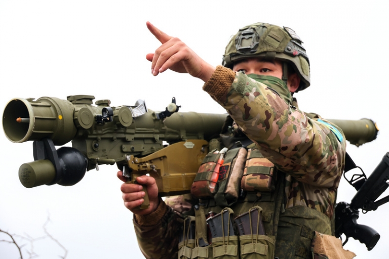 На фото: переносной зенитный ракетный комплекс (ПЗРК) "Верба" в руках военнослужащего десантно-штурмовой бригады ВДВ во время несения боевого дежурства на Ореховском направлении в зоне специальной военной операции.