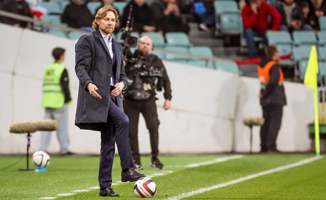 На фото: главный тренер сборной России по футболу Валерий Карпин во время матча Россия-Чили.