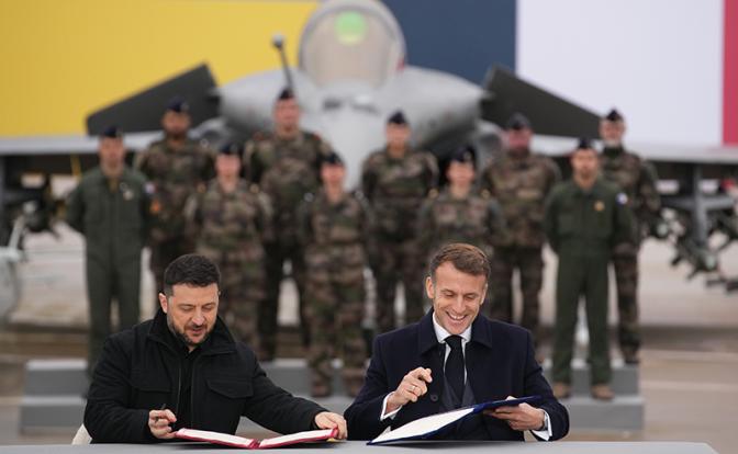 На фото: президент Франции Эмманюэль Макрон и президент Украины Владимир Зеленский (справа налево) на церемонии подписания совместных документов на военной авиабазе Велизи-Вилакубле.