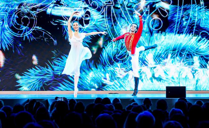 На фото: ведущая солистка Большого театра Кристина Кретова (Маша-принцесса) и премьер балета Большого театра Игорь Цвирко (Щелкунчик-принц) в сцене из спектакля "Щелкунчик" на музыку Петра Чайковского