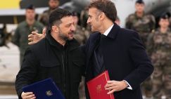 Два «наполеона» обнялись и расцеловались: Макрон пообещал Зеленскому 100 истребителей Rafale, чтобы дать бой русским Су и МиГам