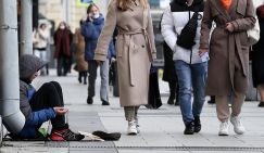 «Они говорят - какие мы молодцы, у нас бедность в три раза снизилась. Стыдиться надо, а не гордиться»