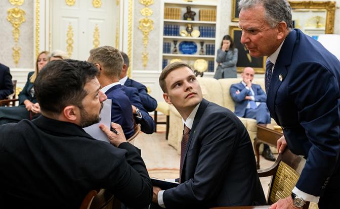 На фото: президент Украины Владимир Зеленский( крайний слева) и спецпосланник президента США Стивен Уиткофф(крайний справа)