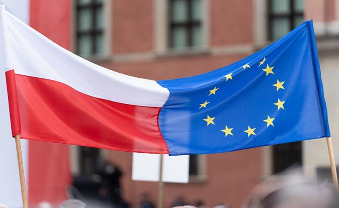 В борьбе за место любимой наложницы Запада между Киевом и Варшавой все средства хороши