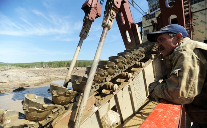 На фото: добыча золота