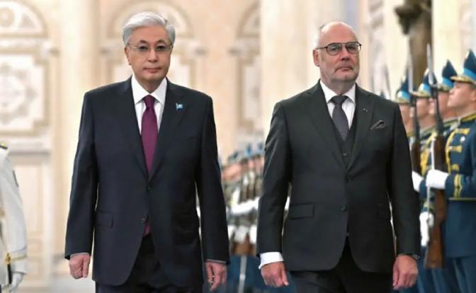 На фото: президент Казахстана Касым-Жомарт Токаев и президент Эстонии Алар Карис(слева направо)