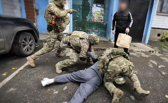 На фото: сотрудники ФСБ РФ во время задержания жителя ДНР, который пытался отравить военного ВС России британским пивом с боевым отравляющим веществом.