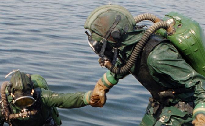 Боевые пловцы Балтфлота выполнили спуски для поиска возможных тайников у Кронштадта