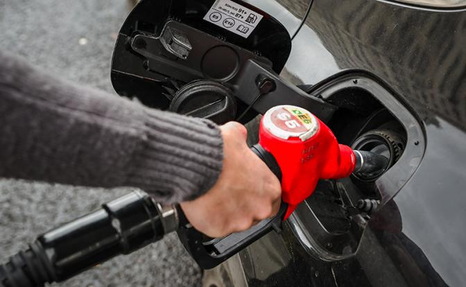 Загадка законодателей: Уйди, пацан - молод еще бензином заправляться!