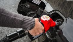 Загадка законодателей: Уйди, пацан - молод еще бензином заправляться!