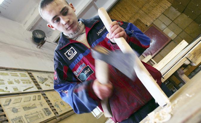 Депутаты надеются приобщить учеников к рабочим профессиям, но систему экзаменов менять не хотят