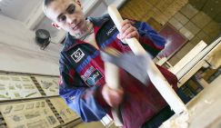 Стране нужны работники – столяры и плотники: В Госдуме нерадивых школьников послали к станку