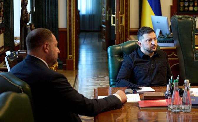 На фото: президент Украины Владимир Зеленский и глава офиса президента Андрей Ермак (справа налево)