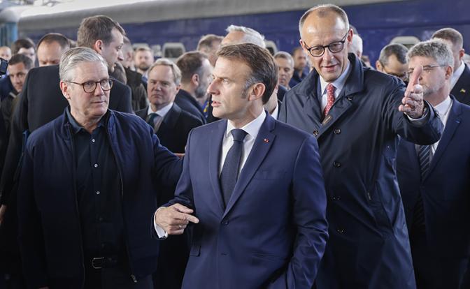 На фото: премьер-министр Великобритании Кир Стармер, президент Франции Эмманюэль Макрон, канцлер Германии Фридрих Мерц (слева направо)