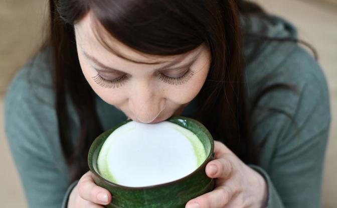 «Кожа начала желтеть»: россиянам предупредили об опасности популярного напитка