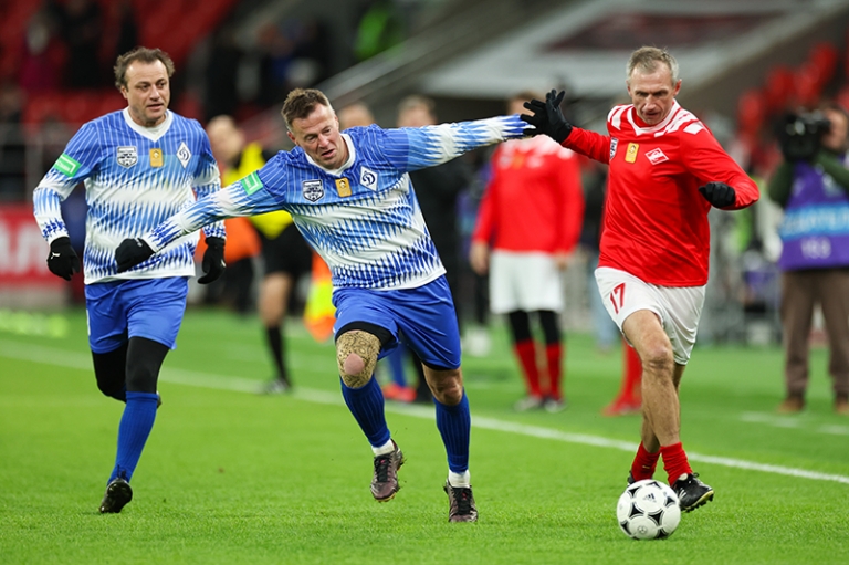 На фото: Ролан Гусев ("Динамо"), Андрей Каряка ("Динамо") и Константин Головской ("Спартак") во время матча.