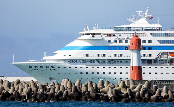 На фото: круизный лайнер Astoria Grande.