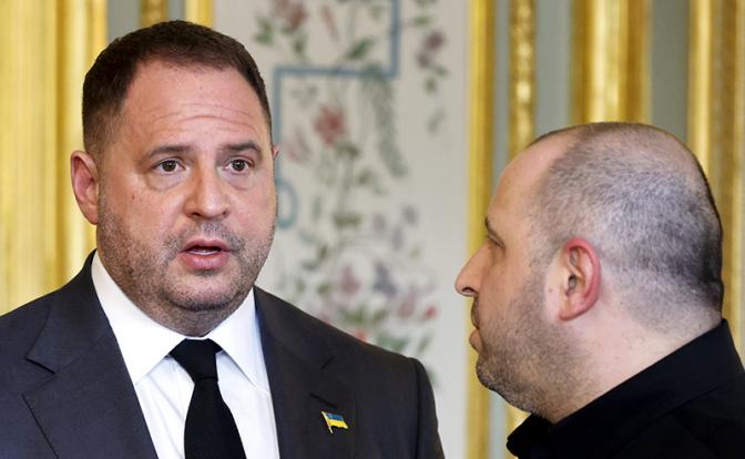 На фото: руководитель Офиса президента Украины Андрей Ермак и министр обороны Украины Рустем Умеров (слева направо).