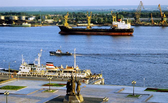 На фото: вид на площадь Профсоюзов и Северную Двину в Архангельске. На первом плане памятник "Доблестным защитникам Советского Севера".