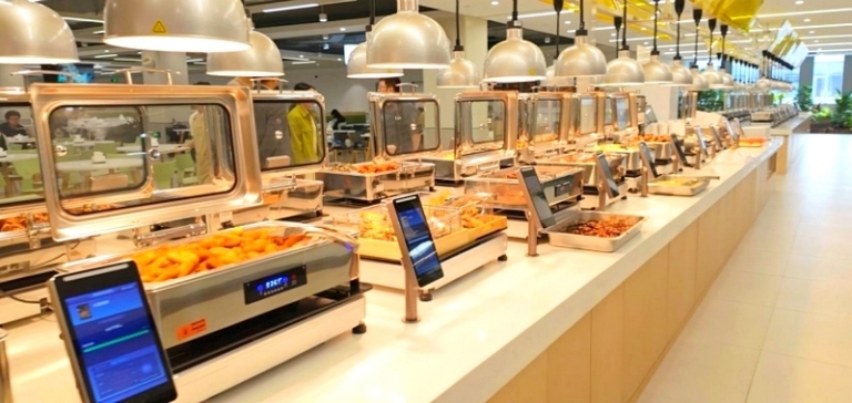 В этой системе интеллектуальная система планирования действует как «центральный мозг» робота-повара. Она может в режиме реального времени взаимодействовать с интеллектуальным весовым оборудованием, собирать данные, такие как оставшееся количество еды и распределение людей, и передавать их в серверную часть для принятия динамичных решений.