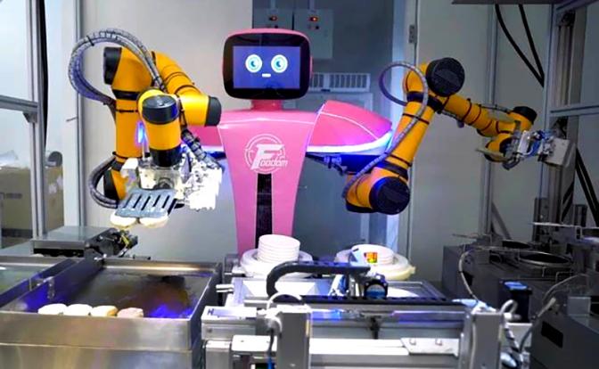 На фото: этот робот разработан для приготовления гамбургеров.