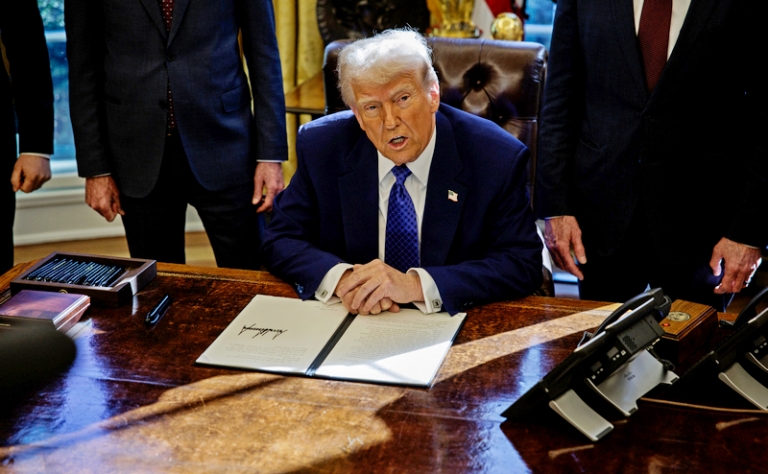 На фото: президент США Дональд Трамп в Овальном кабинете Белого дома.