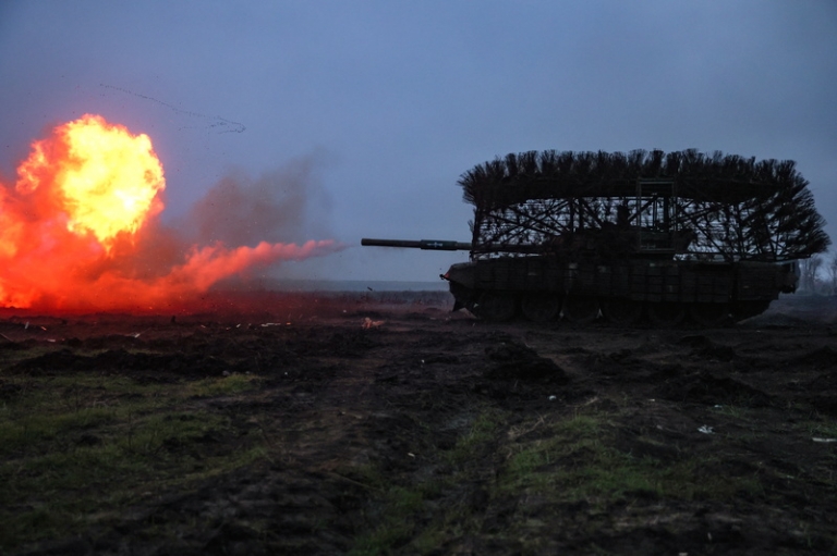 На фото: работа танкистов в зоне СВО.