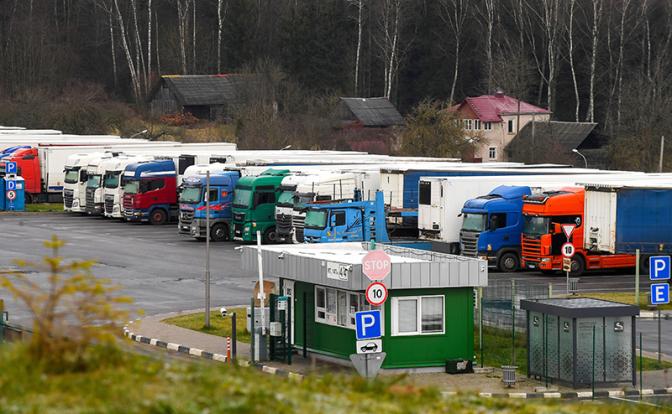 На фото: грузовые автомобили на стоянке у международного автомобильного пункта пропуска Каменный Лог (Белорусско-Литовская граница). 29 октября Литва в одностороннем порядке на месяц закрыла границу с Белоруссией якобы для борьбы с воздушной контрабандой