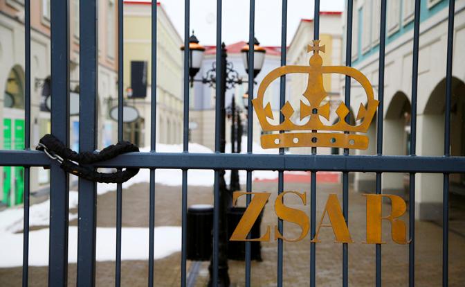 На фото: замок висит на въезде в закрытый торговый центр Zsar Outlet Village на юго-востоке Финляндии.