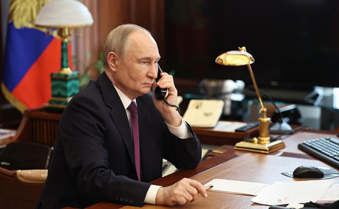 На фото: президент РФ Владимир Путин во время телефонного разговора