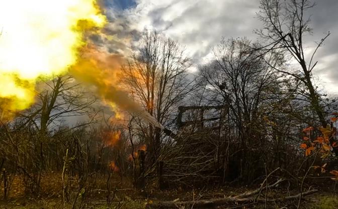 На фото: экипаж танка Т-80БВМ во время удара по опорному пункту и живой силы формирований ВСУ.