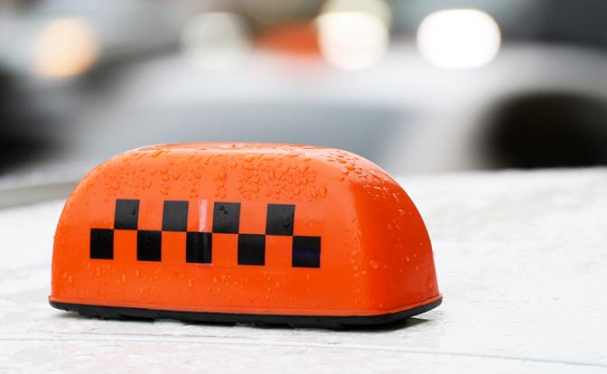 Эксперт оценил законопроект о праве таксистов снова использовать личные автомобили