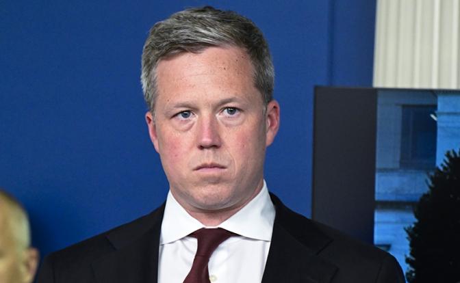 На фото: министр армии США Дэн Дрисколл