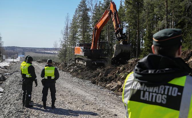 СМИ: Финляндия возводит забор всего в метре от границы РФ