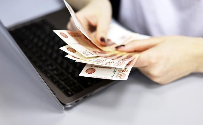 Люди голосуют ногами: эксперты о резком переходе россиян на наличные деньги