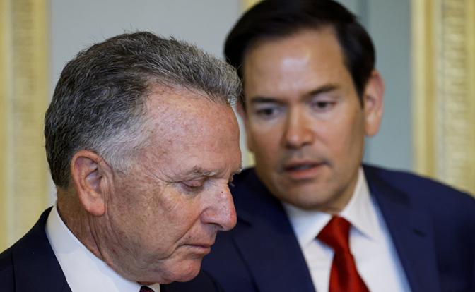 На фото: специальный посланник президента США Стивен Уиткофф и госсекретарь США Марко Рубио (слева направо)