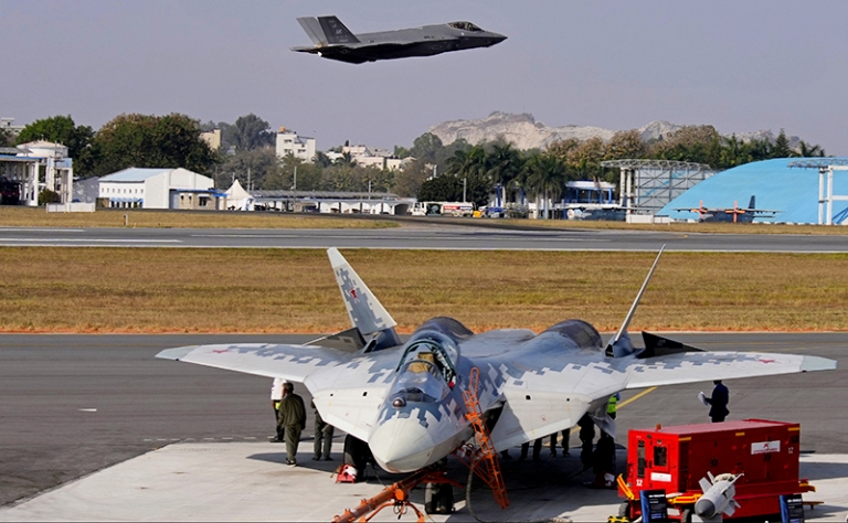 На фото: истребитель F-35 ВВС США (на втором плане) и российский многоцелевой истребитель пятого поколения Су-57 (на первом плане).