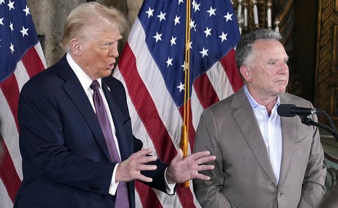 На фото: президент США Дональд Трамп и специальный посланник США Стив Уиткофф (слева направо)