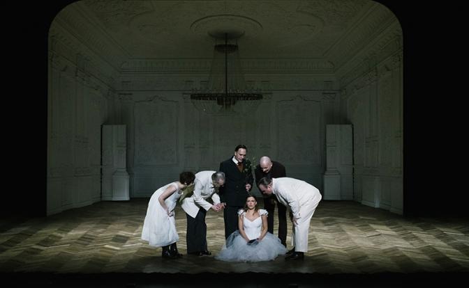 Смех сквозь слезы: Гоголевская «Женитьба» в новом формате на сцене Театра Моссовета